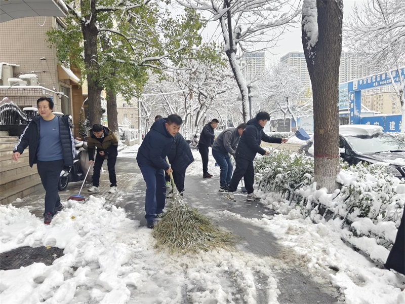 联合党支部清雪除冰保畅通 为民扫出安全路